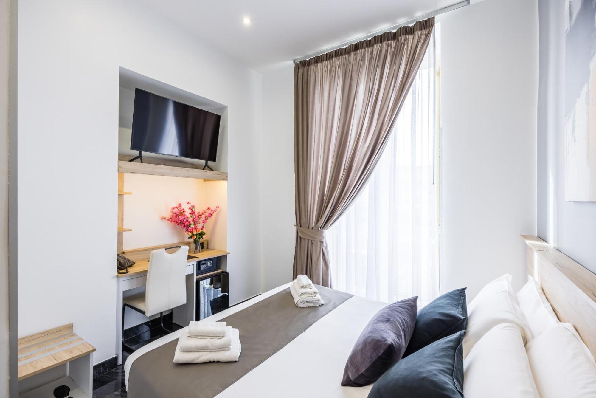 Palace 3* Naples